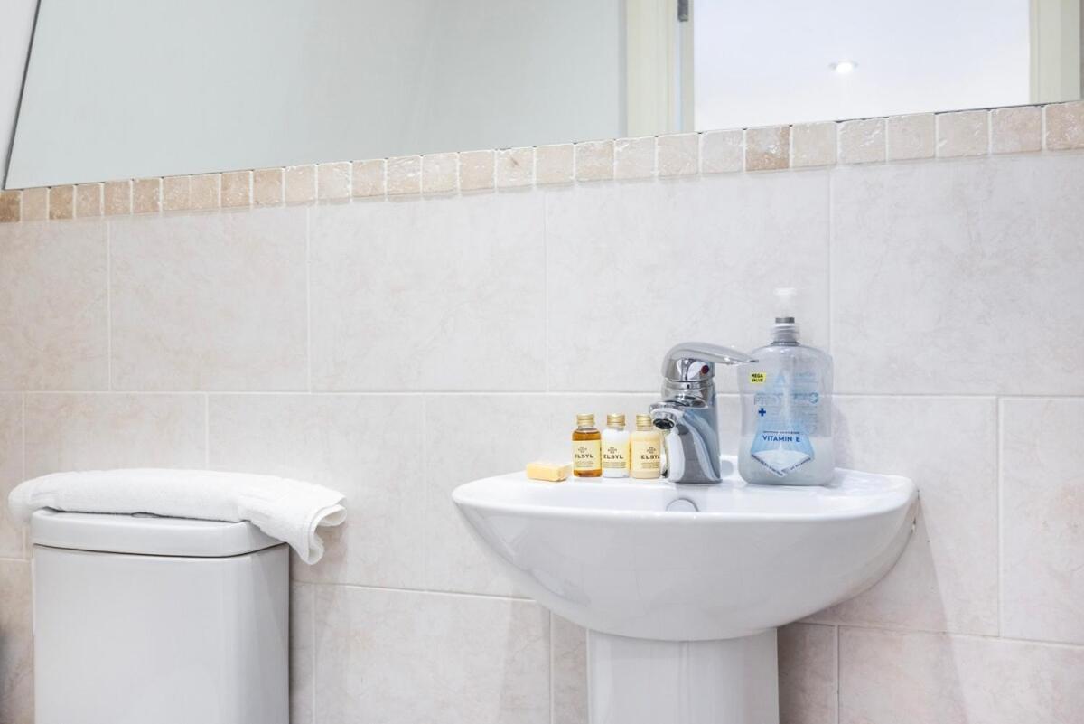 Near Kings Cross,2bd Private Balcony, Easy Grocery London