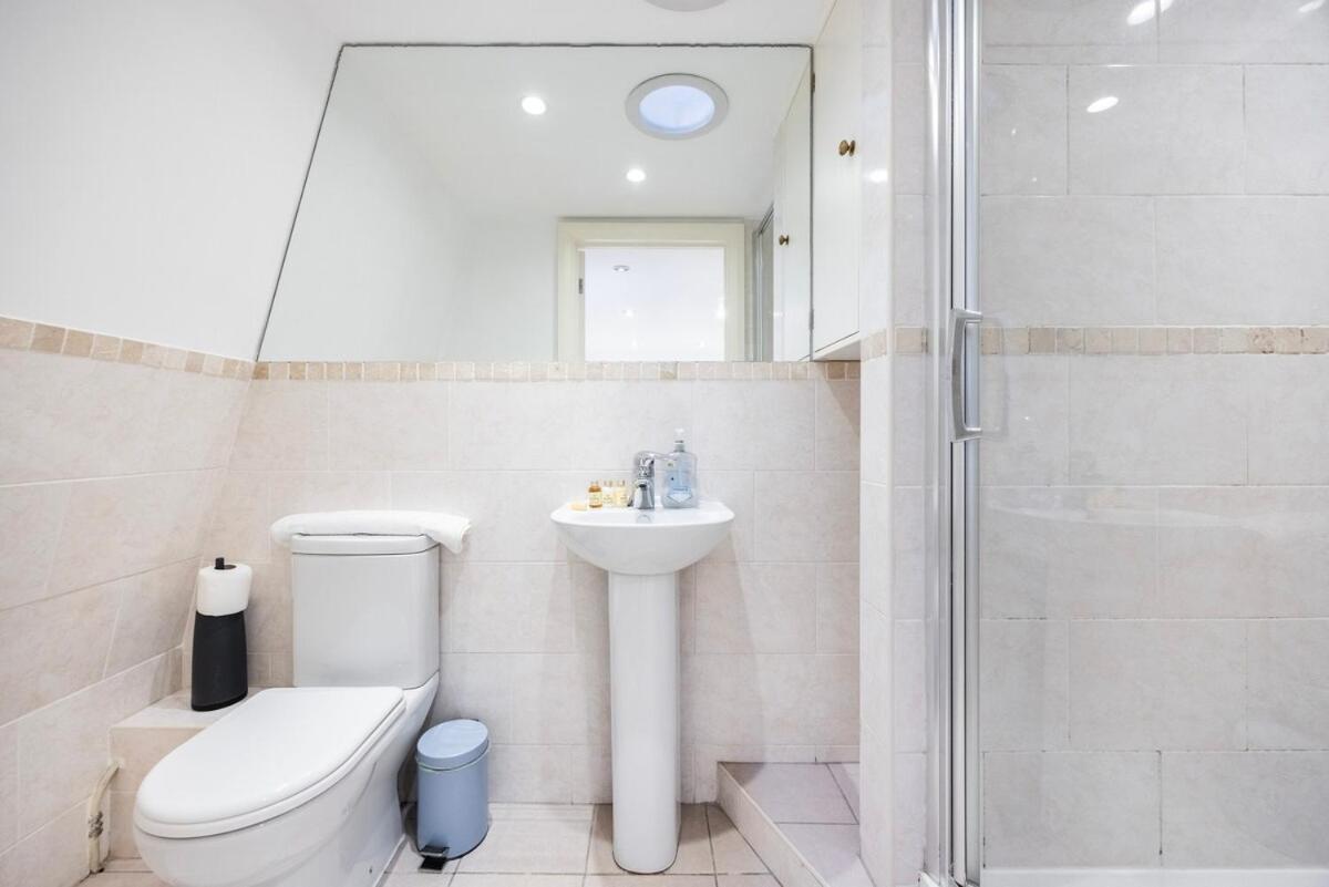 Apartment Near Kings Cross,2bd Private Balcony, Easy Grocery *