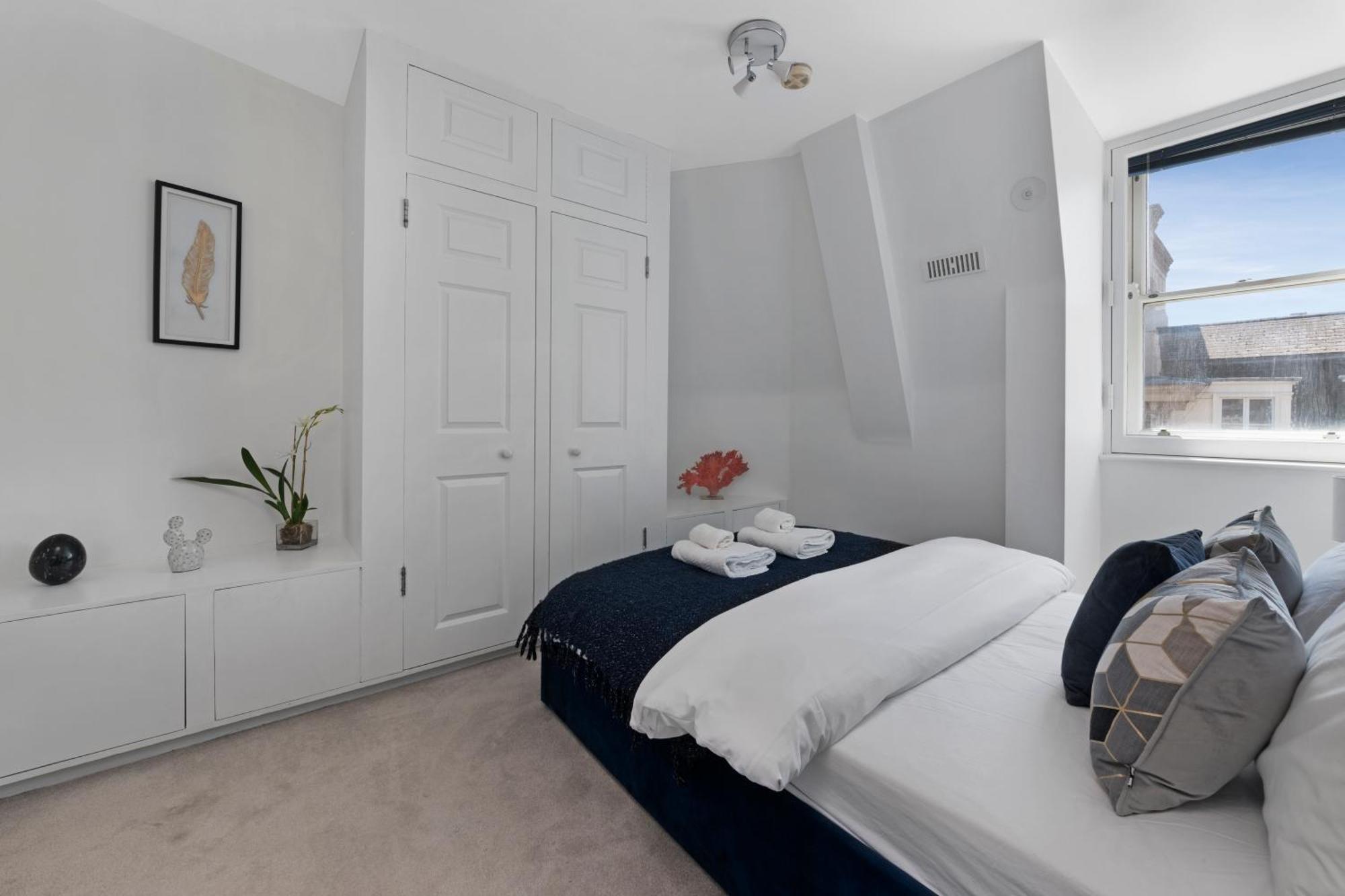 3 Bedroom Penthouse With Roof Terrace In Covent Garden *