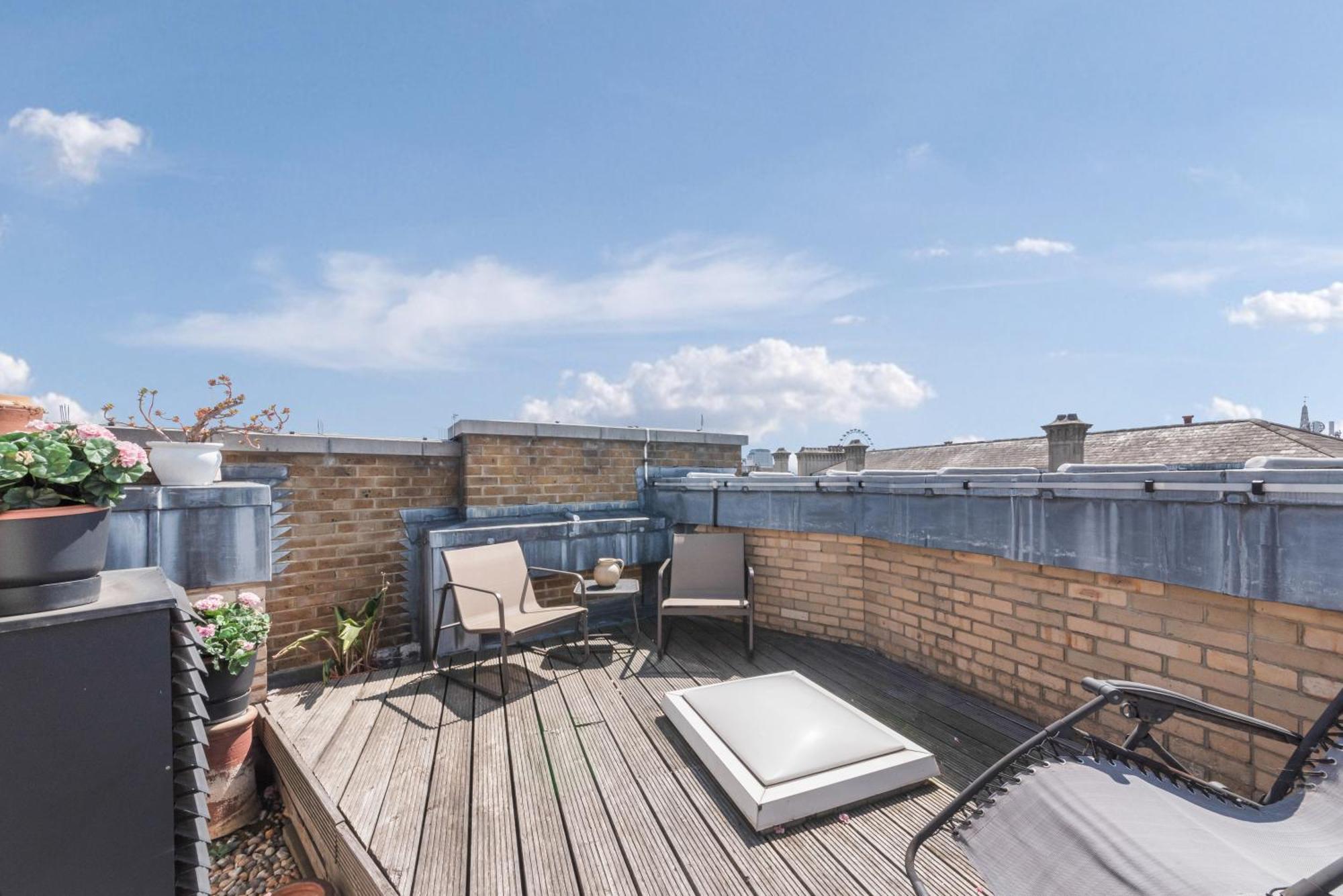 Apartment 3 Bedroom Penthouse With Roof Terrace In Covent Garden