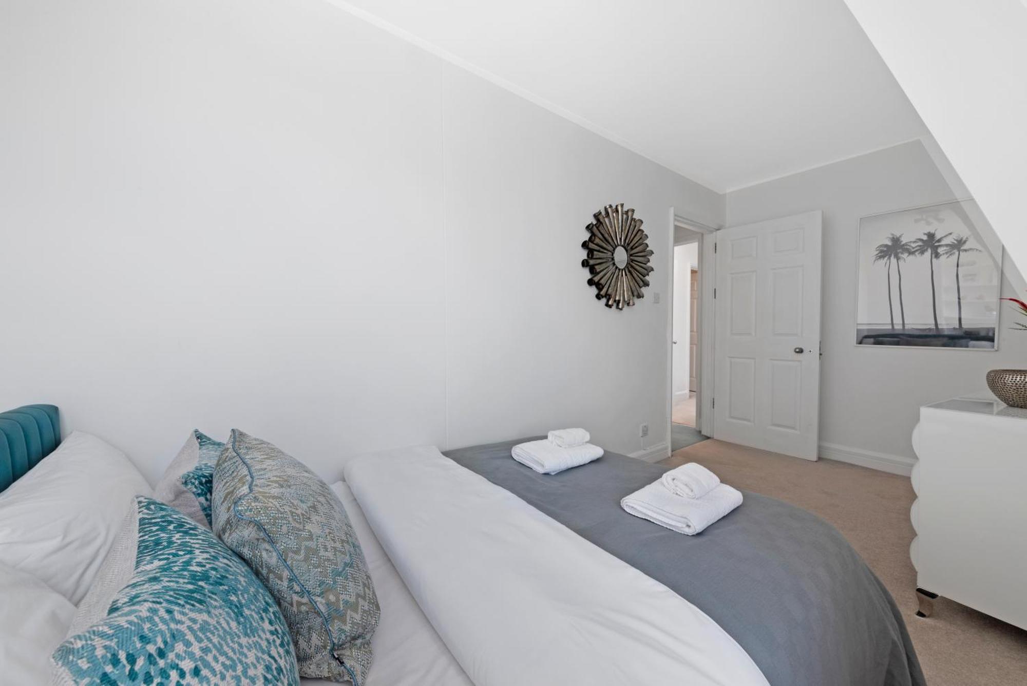 3 Bedroom Penthouse With Roof Terrace In Covent Garden Apartment *
