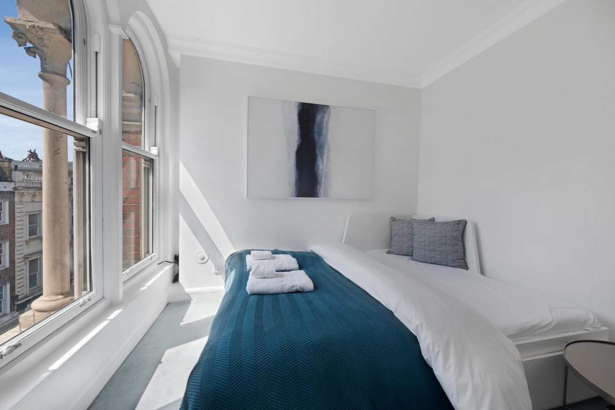 3 Bedroom Penthouse With Roof Terrace In Covent Garden * London