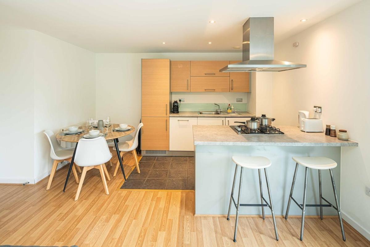 Stylish 2-bed With Stunning View Apartment