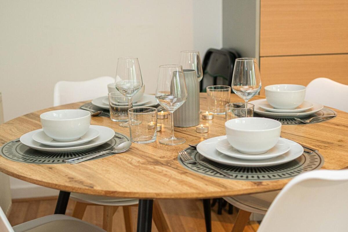 Stylish 2-bed With Stunning View Apartment