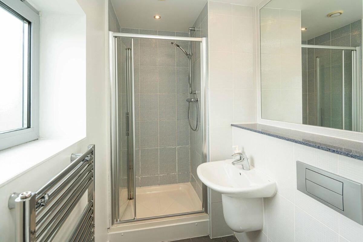 Stylish 2-bed With Stunning View Apartment