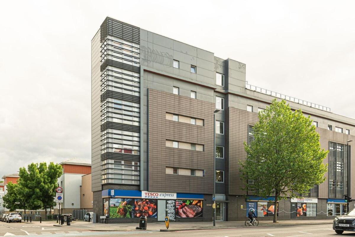 Stylish 2-bed With Stunning View Apartment