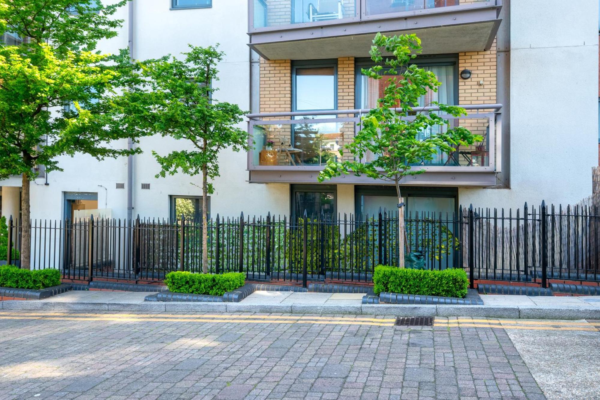 Modern 2-bedroom River View, Near Canary Wharf, O2 Arena & Excel - Excellent Transport Links Apartment