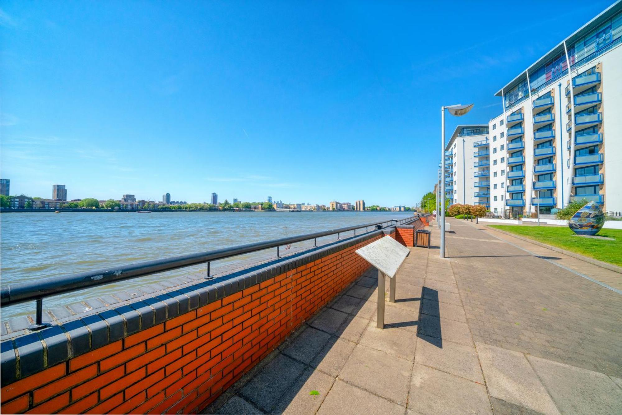 Modern 2-bedroom River View, Near Canary Wharf, O2 Arena & Excel - Excellent Transport Links *