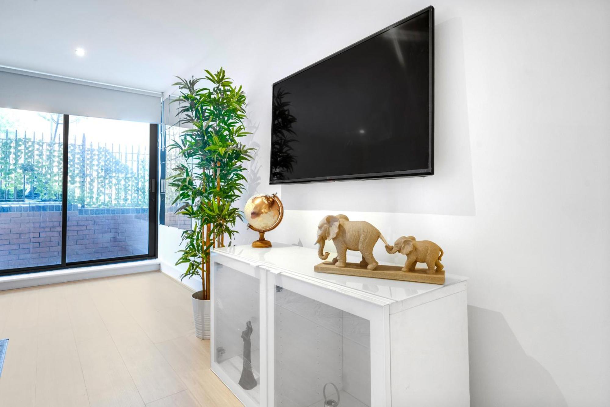 Modern 2-bedroom River View, Near Canary Wharf, O2 Arena & Excel - Excellent Transport Links Apartment London