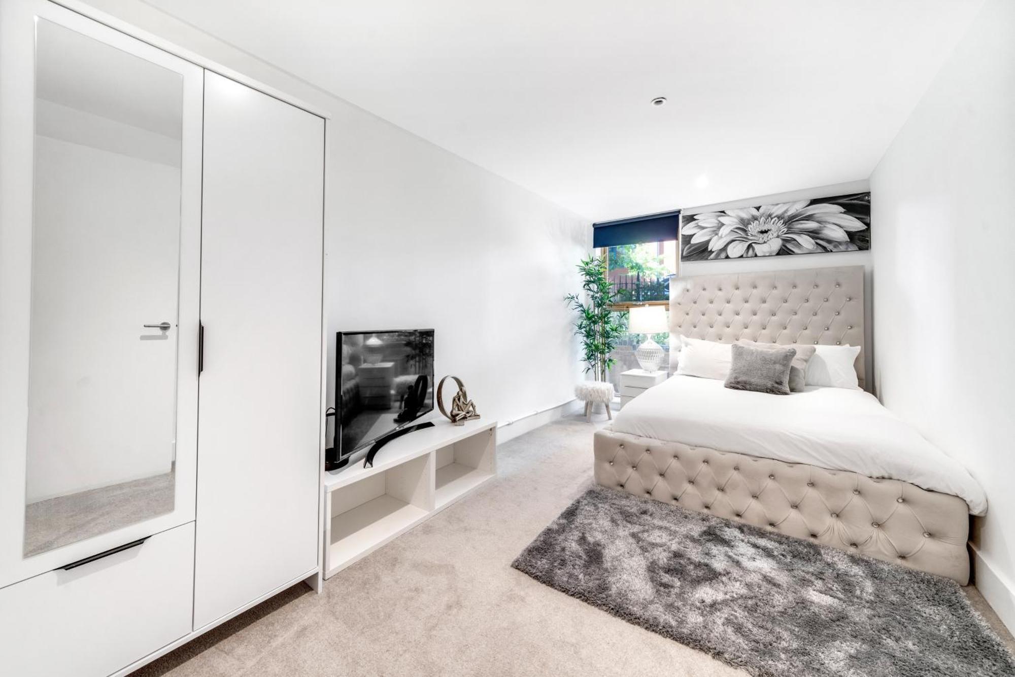 Modern 2-bedroom River View, Near Canary Wharf, O2 Arena & Excel - Excellent Transport Links * London