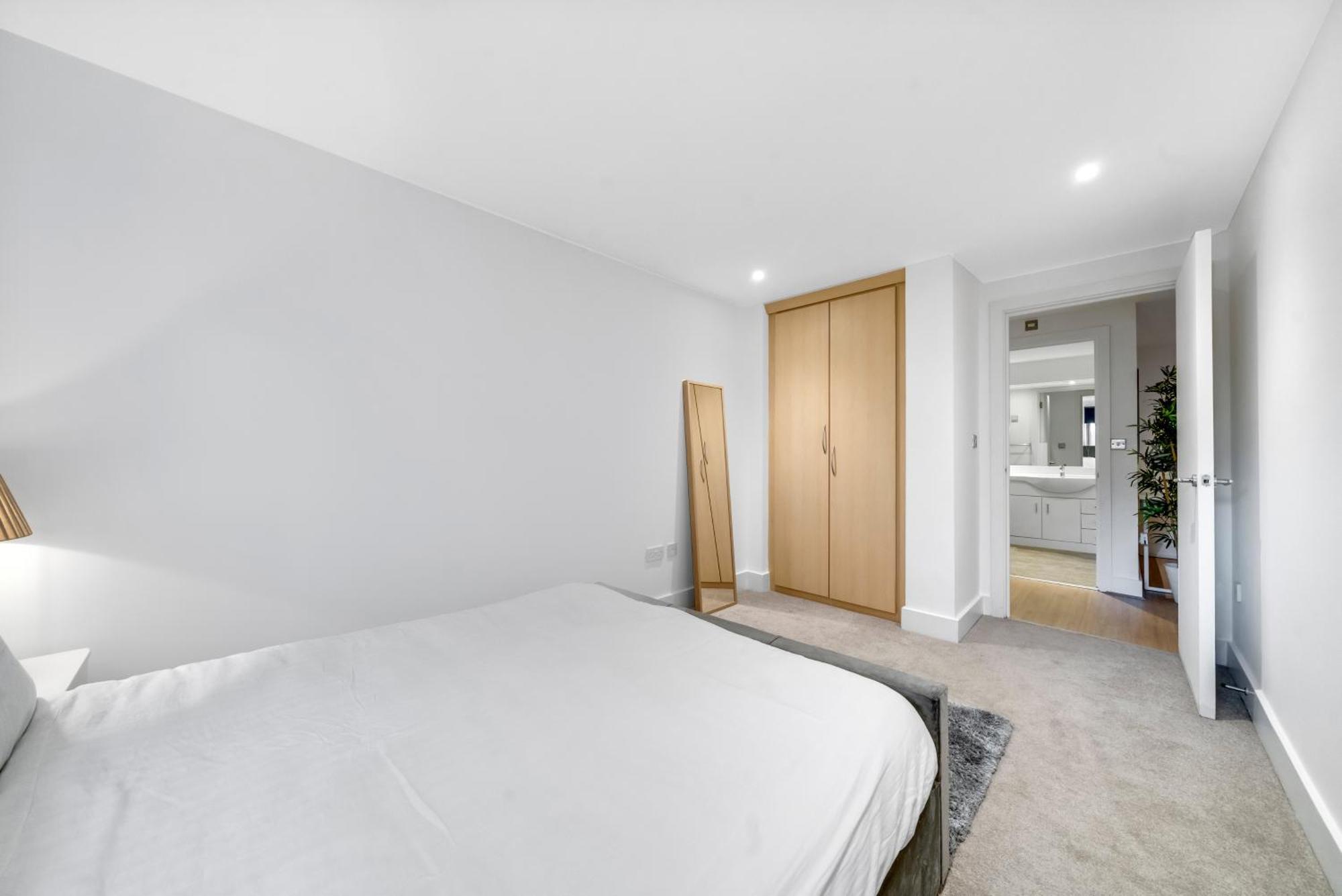 Apartment Modern 2-bedroom River View, Near Canary Wharf, O2 Arena & Excel - Excellent Transport Links London