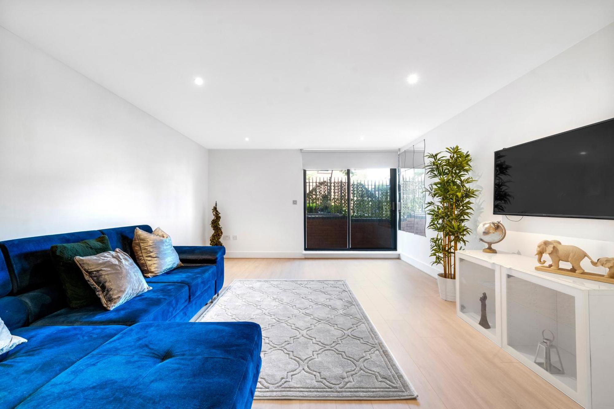 Modern 2-bedroom River View, Near Canary Wharf, O2 Arena & Excel - Excellent Transport Links *
