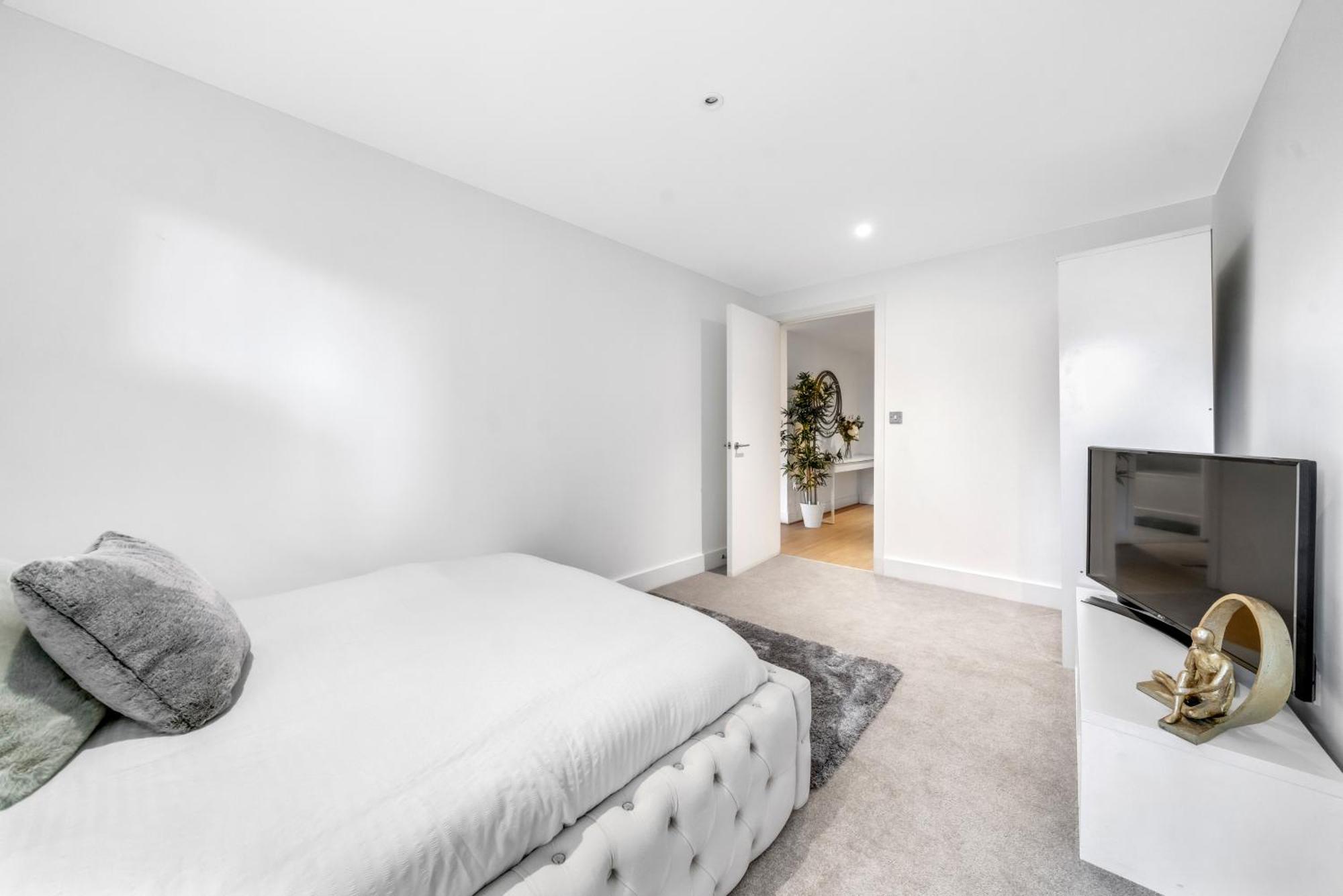 Modern 2-bedroom River View, Near Canary Wharf, O2 Arena & Excel - Excellent Transport Links