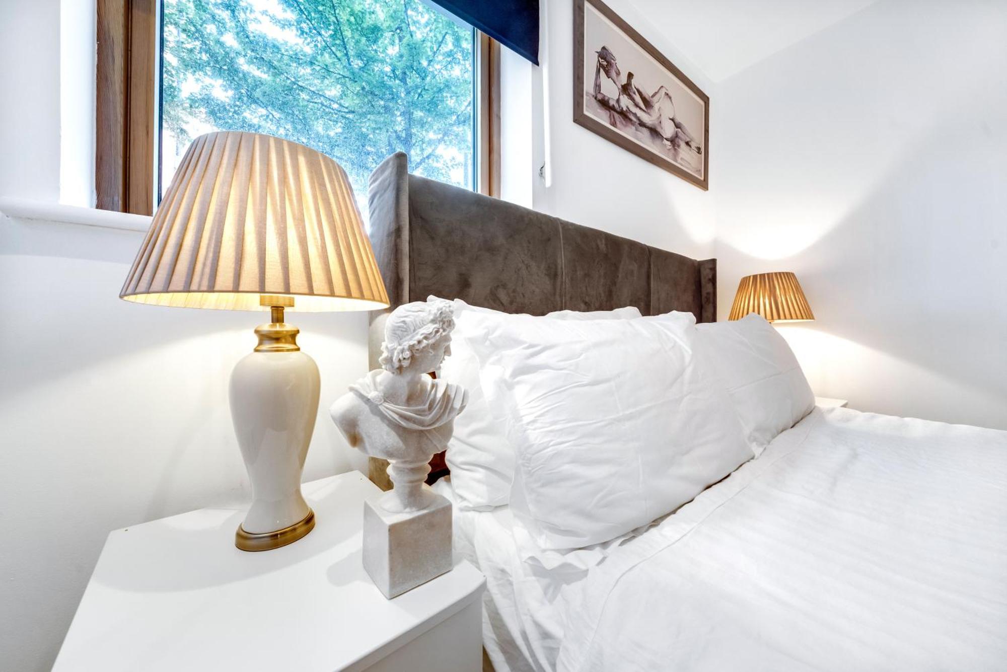 Modern 2-bedroom River View, Near Canary Wharf, O2 Arena & Excel - Excellent Transport Links Apartment *