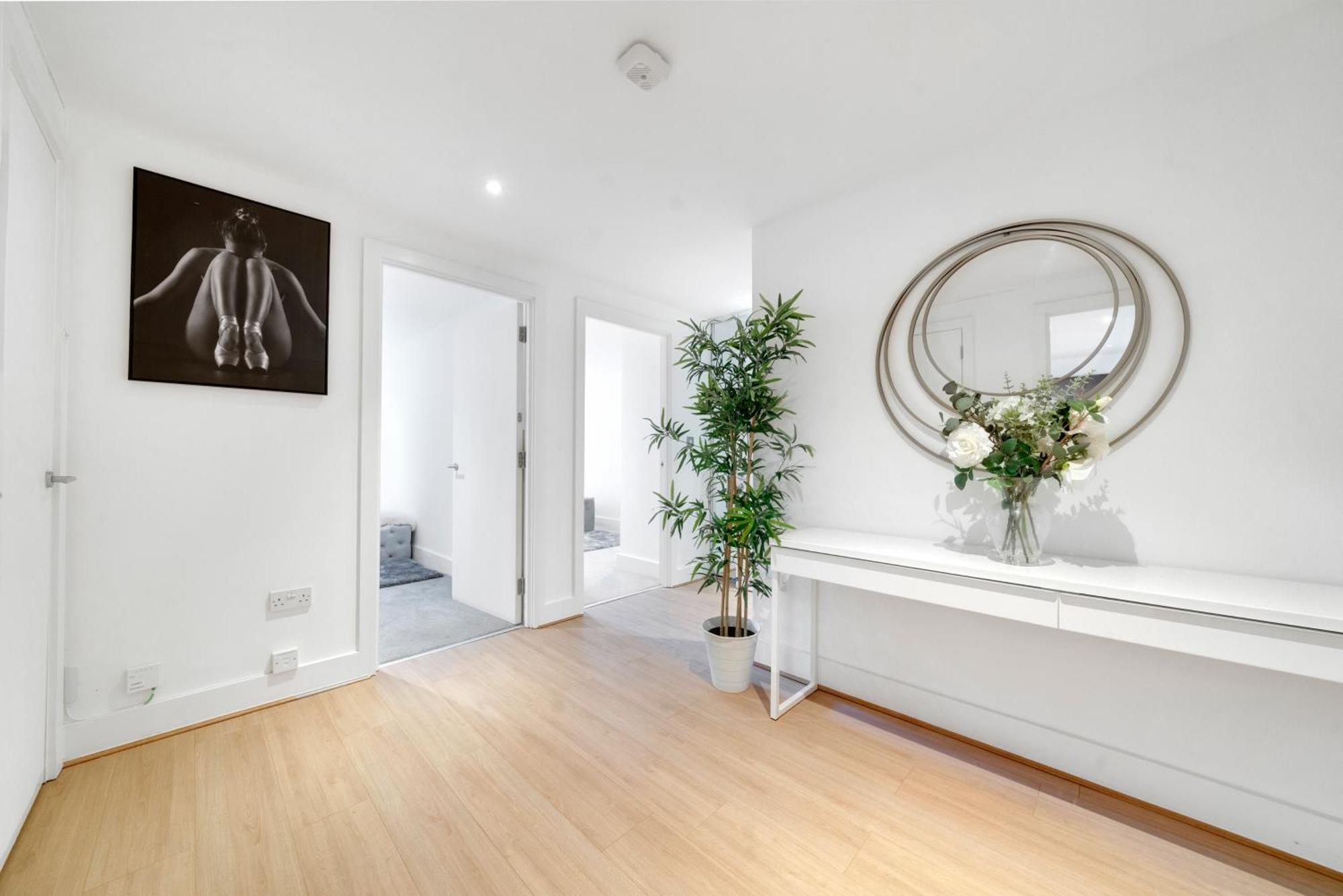 Apartment Modern 2-bedroom River View, Near Canary Wharf, O2 Arena & Excel - Excellent Transport Links *