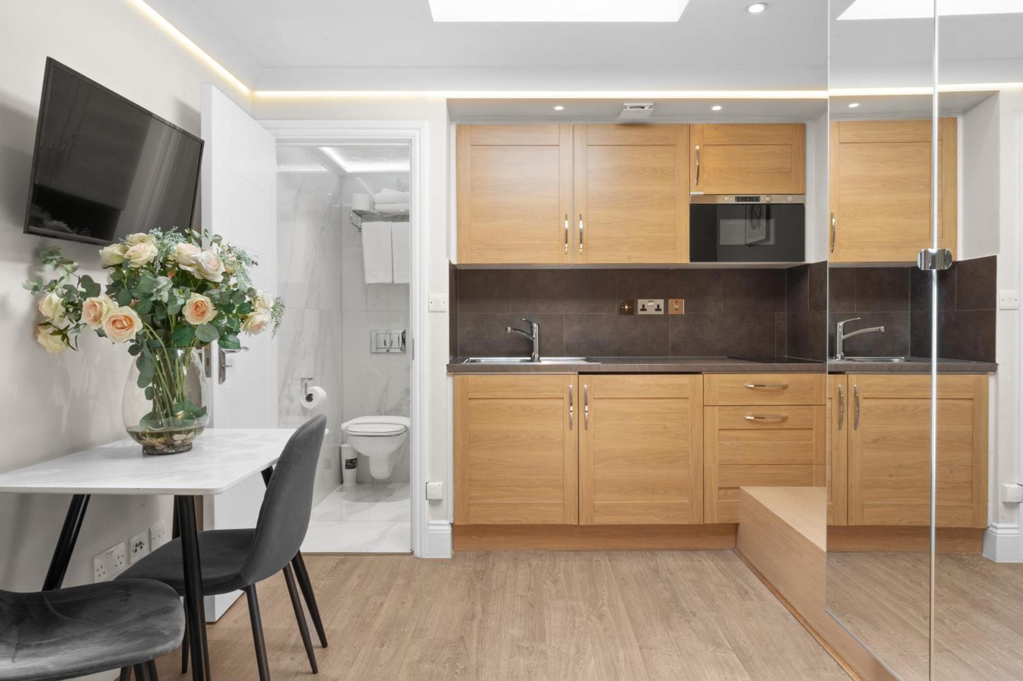 Cleveland Residences Russell Square Apartment *