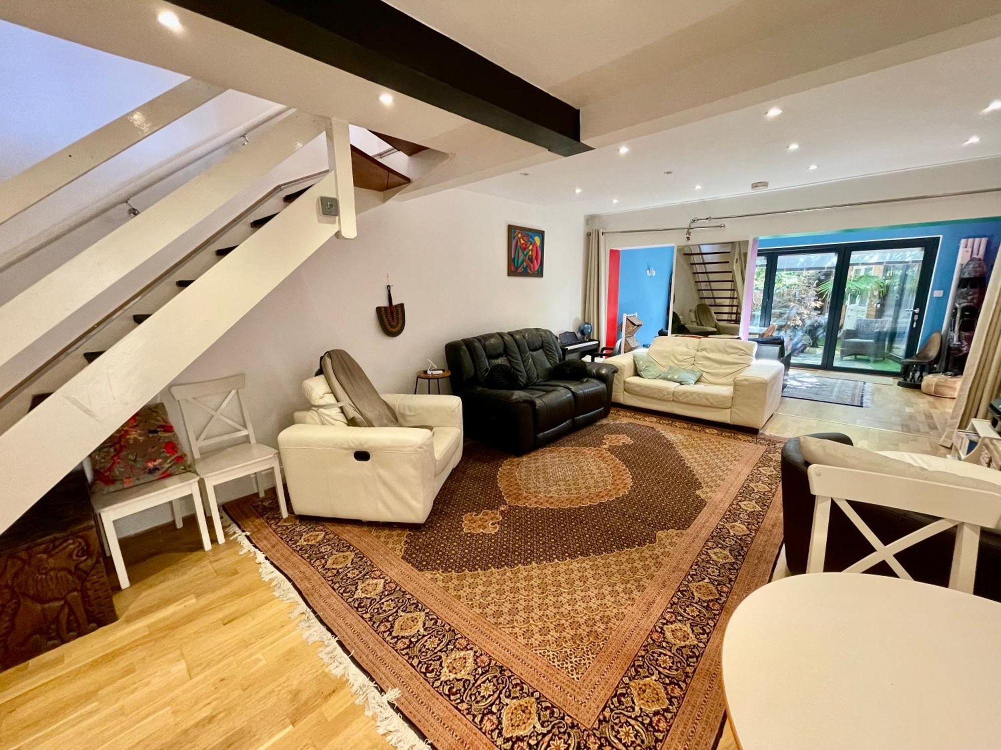 Luxe Quartet: Spacious 4-bed Retreat Near Elizabeth Line Villa London