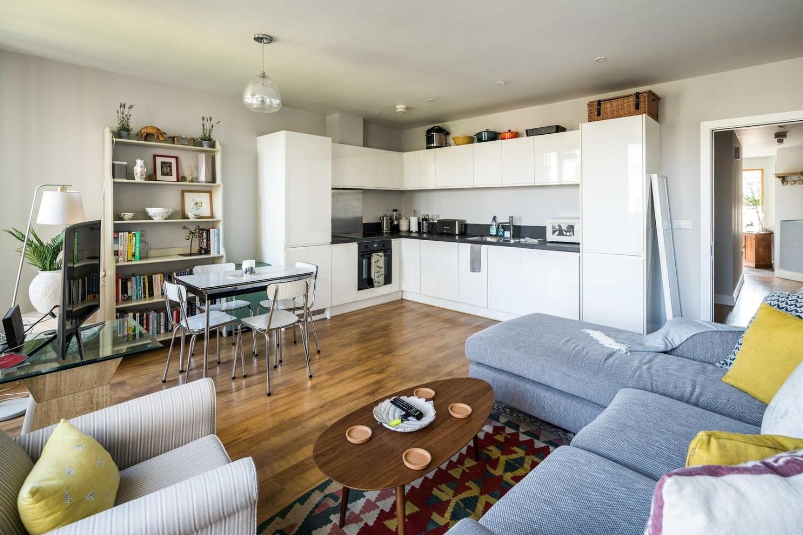Apartment Shiny & Comfy With Underground Links Nearby!