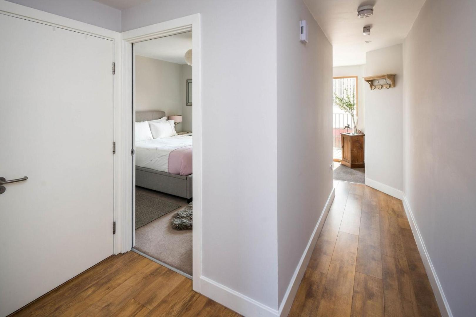 Shiny & Comfy With Underground Links Nearby! Apartment *