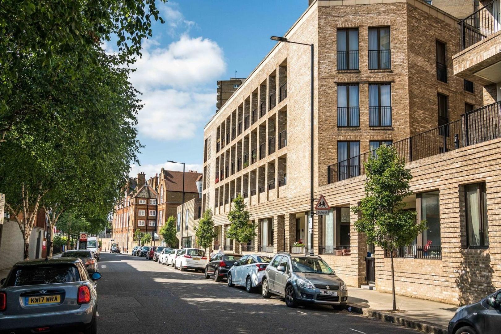 Shiny & Comfy With Underground Links Nearby! Apartment London