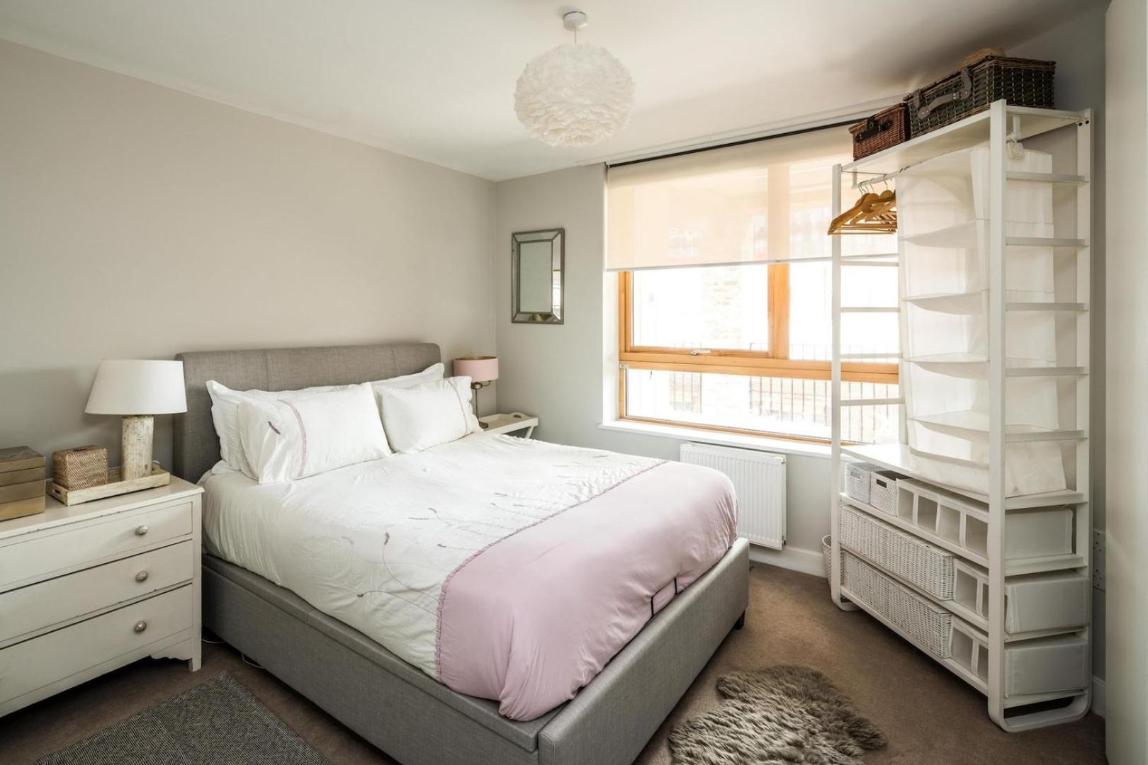 Apartment Shiny & Comfy With Underground Links Nearby! *
