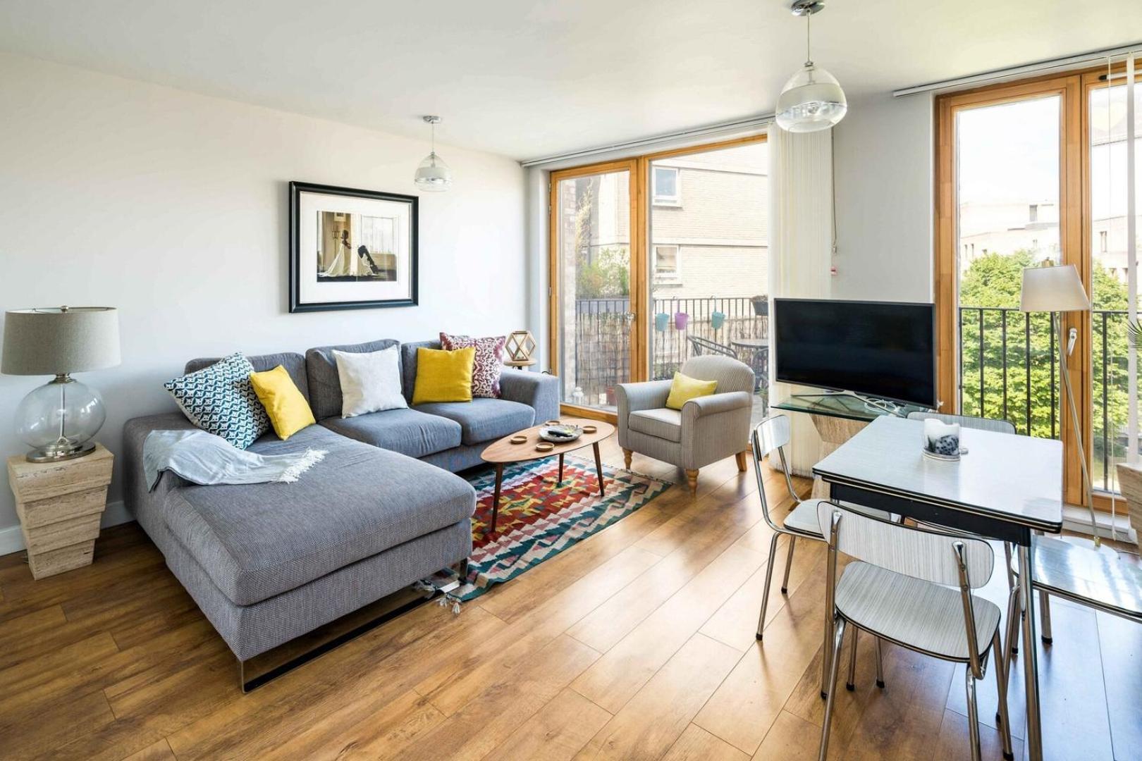 Shiny & Comfy With Underground Links Nearby! Apartment London