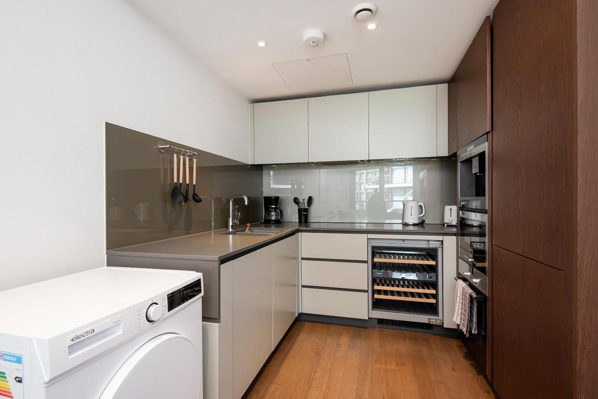 2 Bed Flat Big Ben View Apartment London