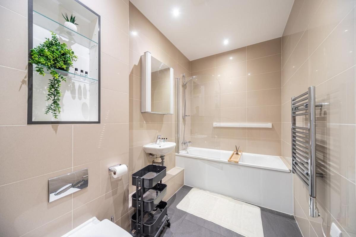 Apartment 2 Bed Oasis Flat-o2-excel-canary Wharf- Shops- Trains -free Parking,wifi 500mb & Flex Check In London