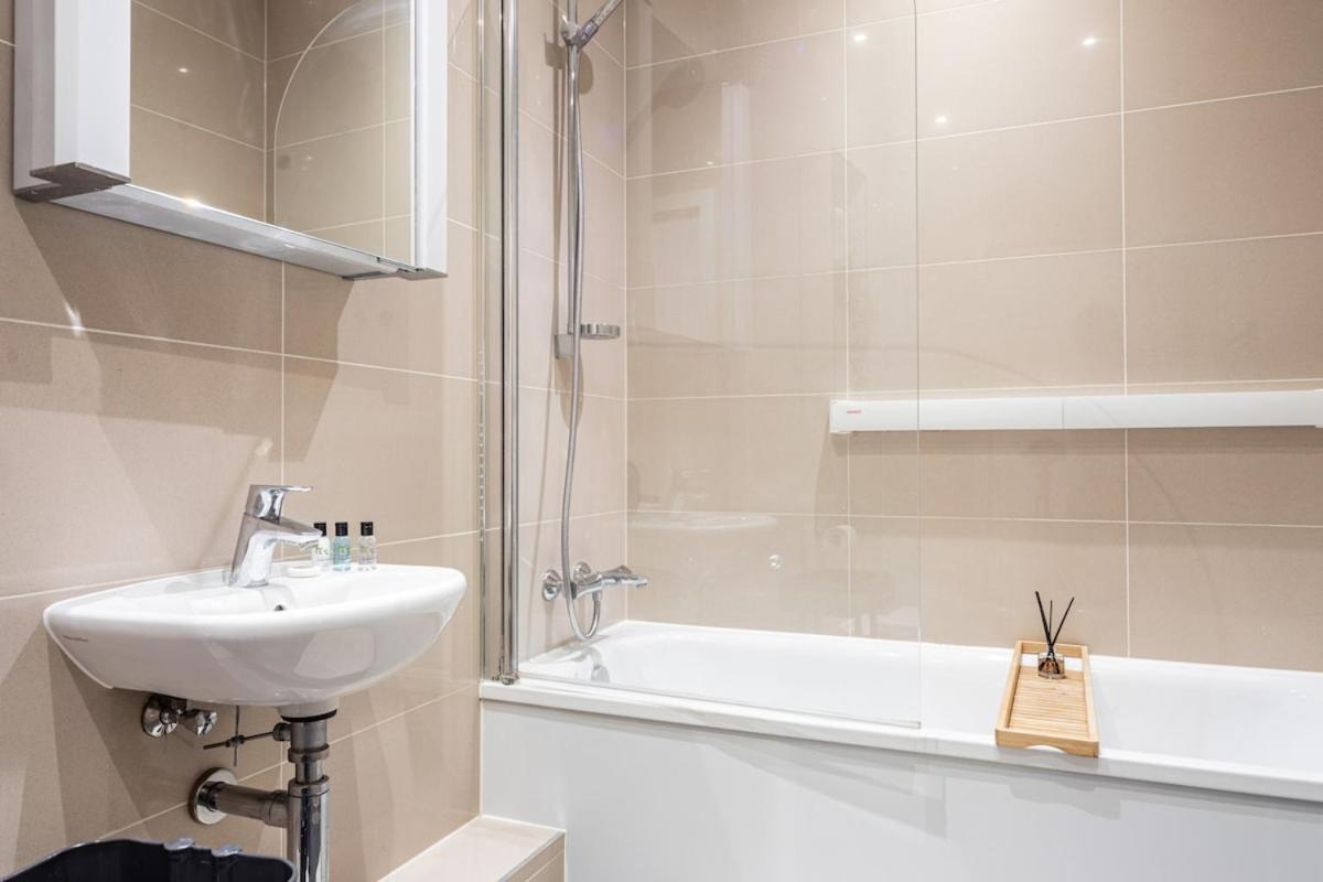2 Bed Oasis Flat-o2-excel-canary Wharf- Shops- Trains -free Parking,wifi 500mb & Flex Check In Apartment