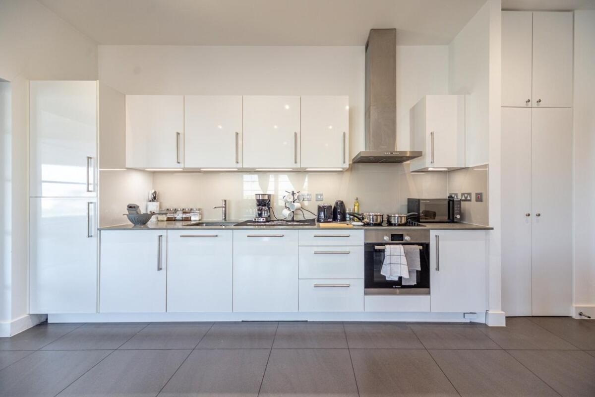 2 Bed Oasis Flat-o2-excel-canary Wharf- Shops- Trains -free Parking,wifi 500mb & Flex Check In *