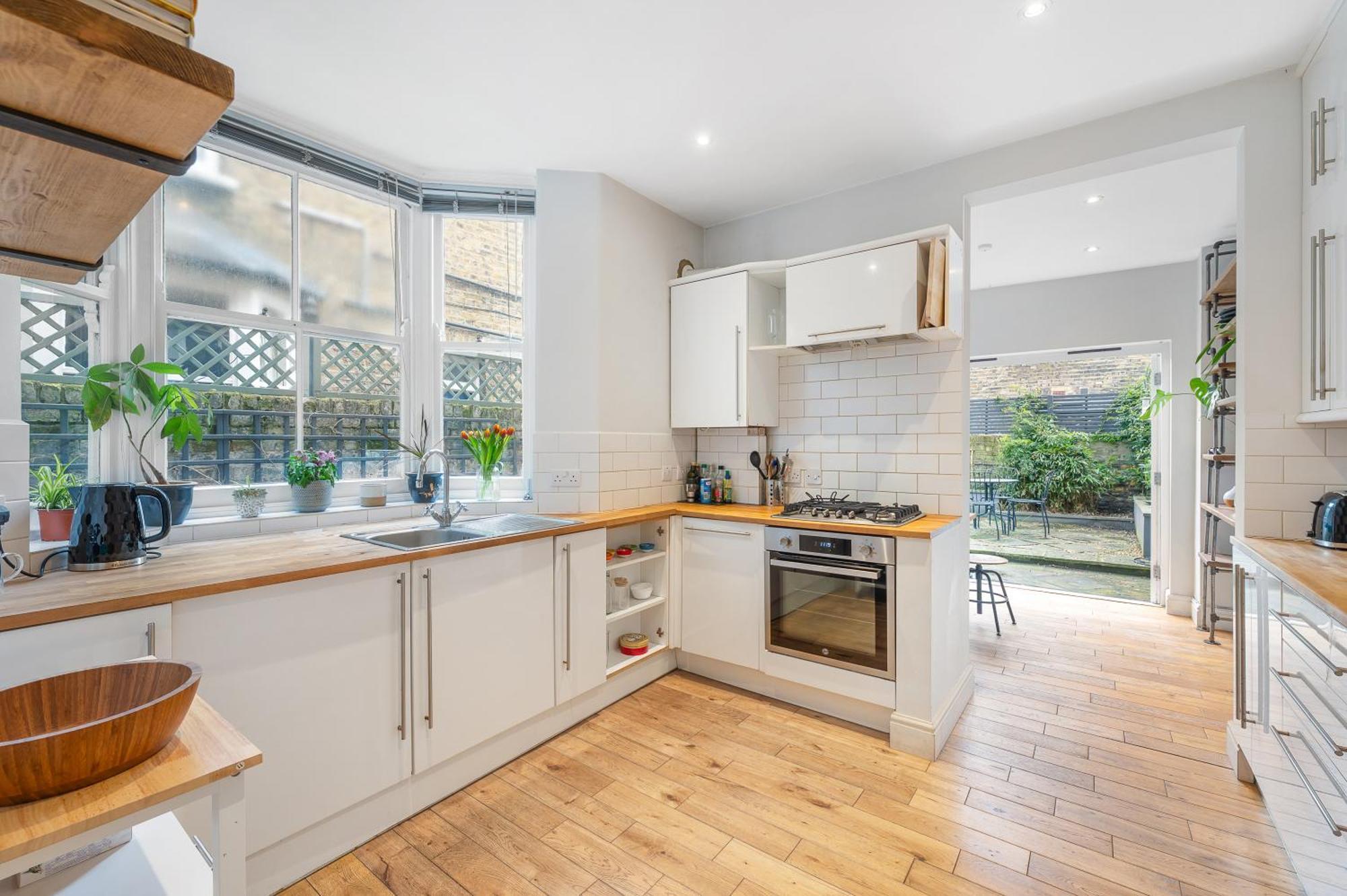 Apartment Beautiful Victorian Flat With Private Garden - Parking Available *