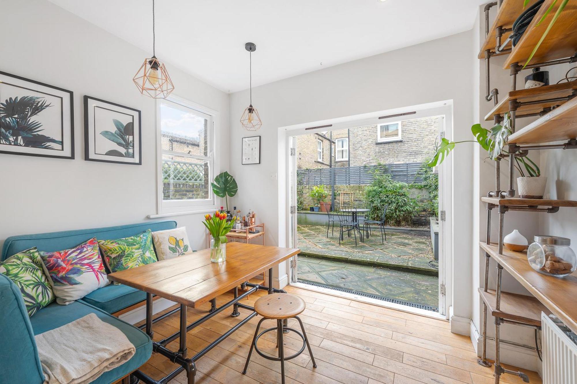 Apartment Beautiful Victorian Flat With Private Garden - Parking Available *