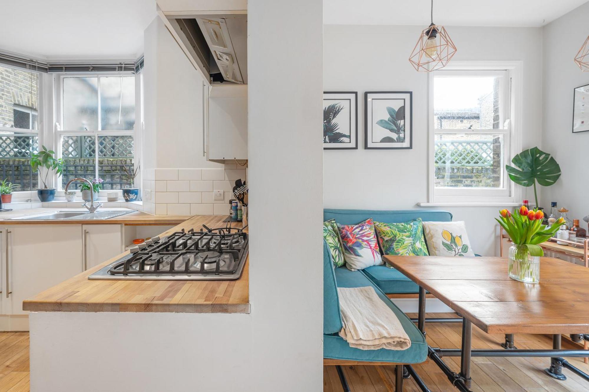 Beautiful Victorian Flat With Private Garden - Parking Available