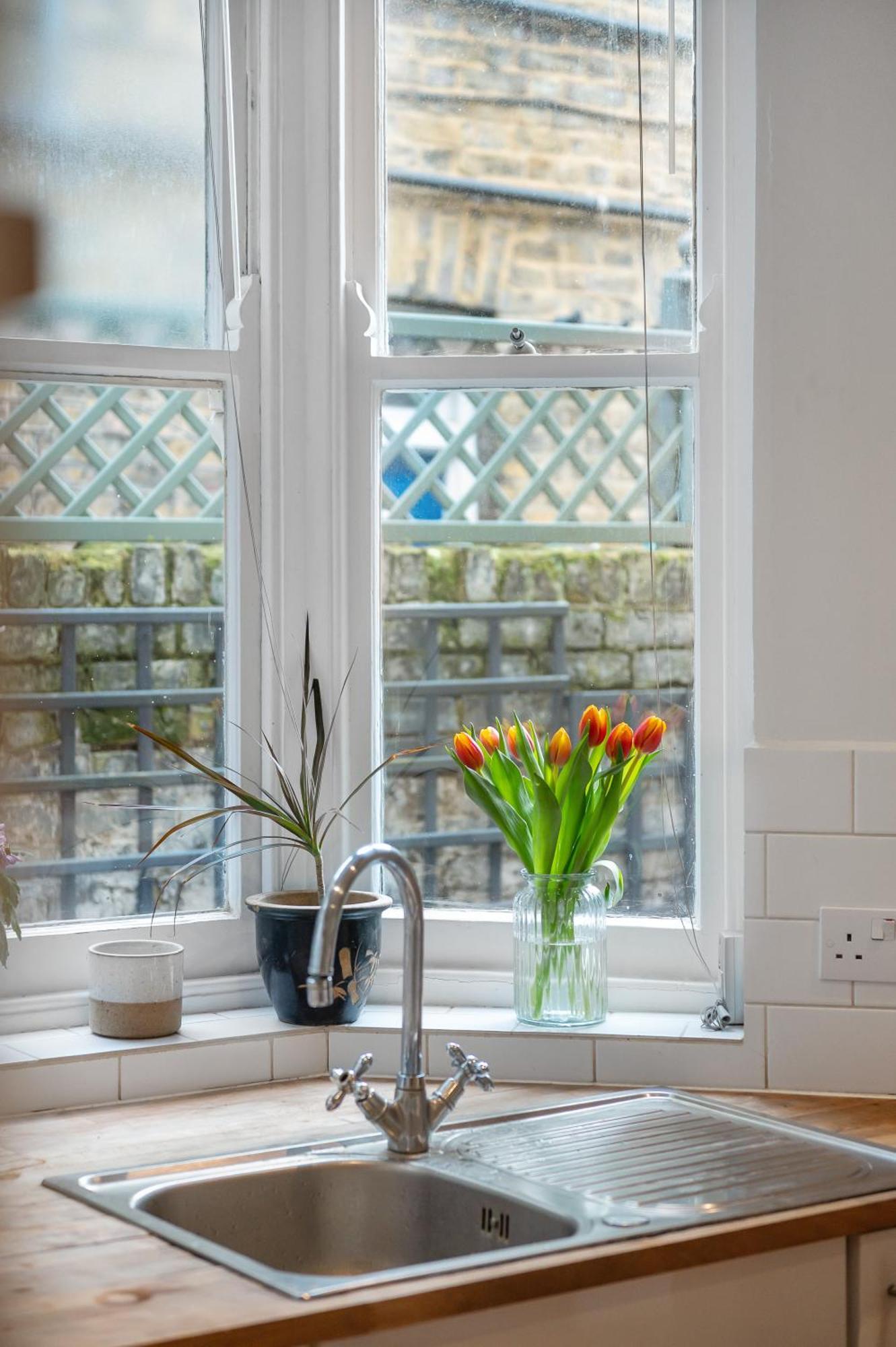 Beautiful Victorian Flat With Private Garden - Parking Available