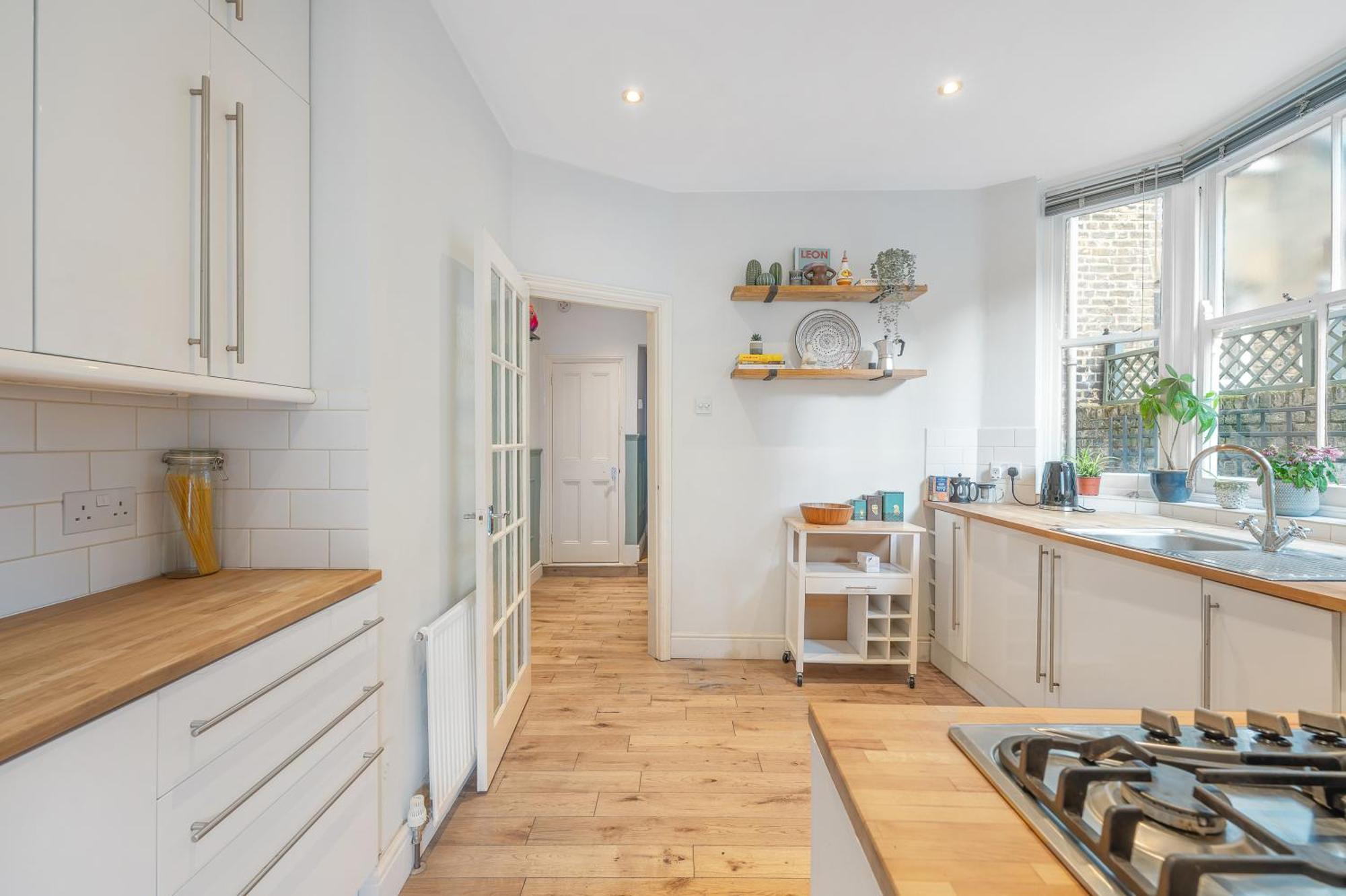 Beautiful Victorian Flat With Private Garden - Parking Available Apartment *