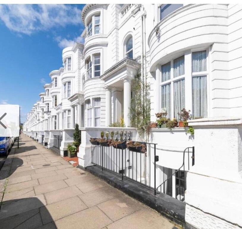 Stylish Hyde Park Rooftop 2 Bedroom London