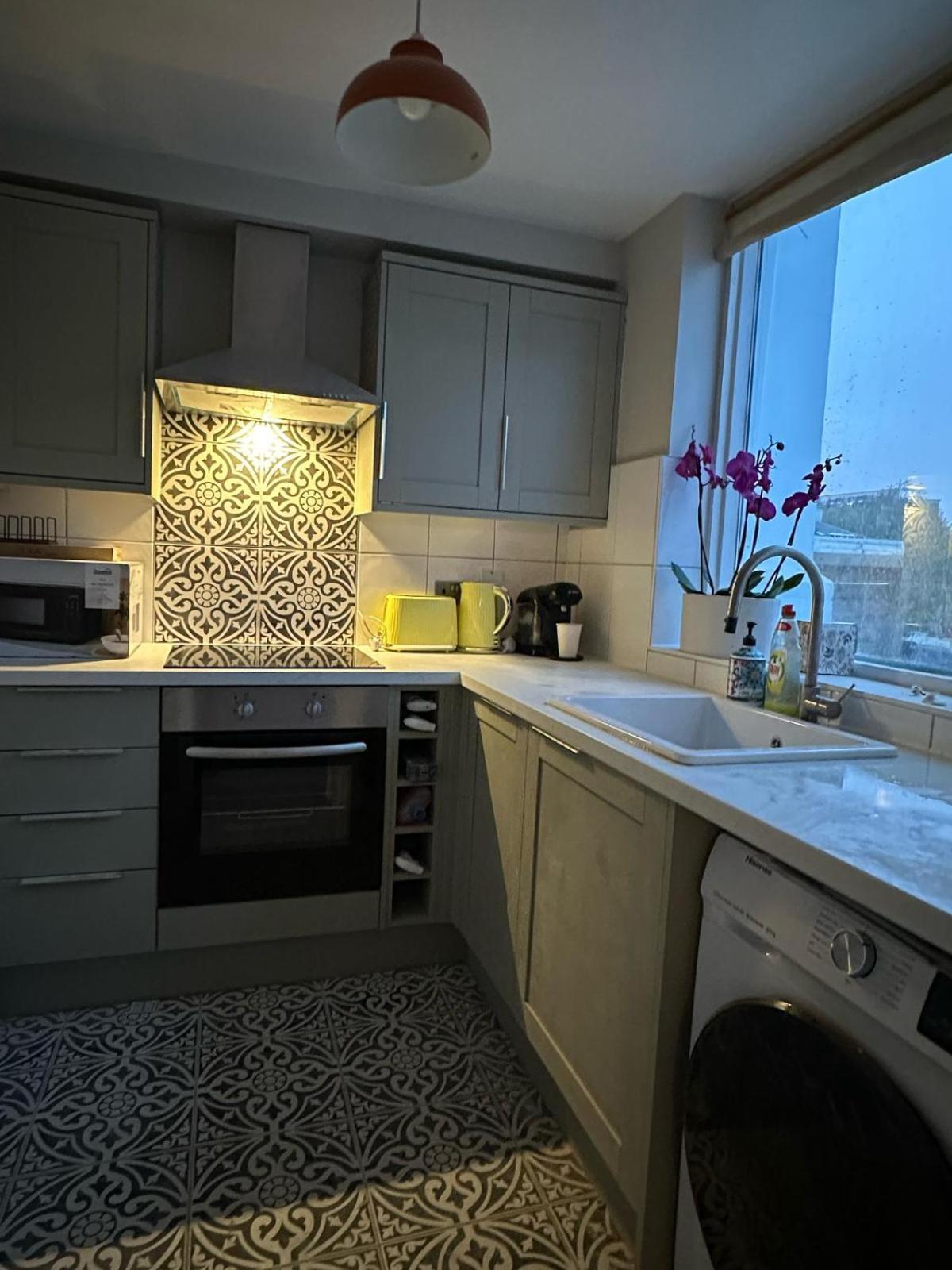 Stylish Hyde Park Rooftop 2 Bedroom Apartment *