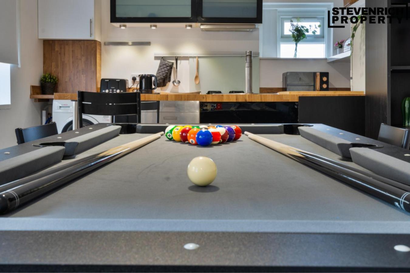 Pool Table High End 2 Beds 4 Guests Wifi Apartment London