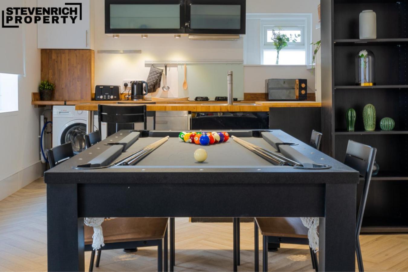 Pool Table High End 2 Beds 4 Guests Wifi * London