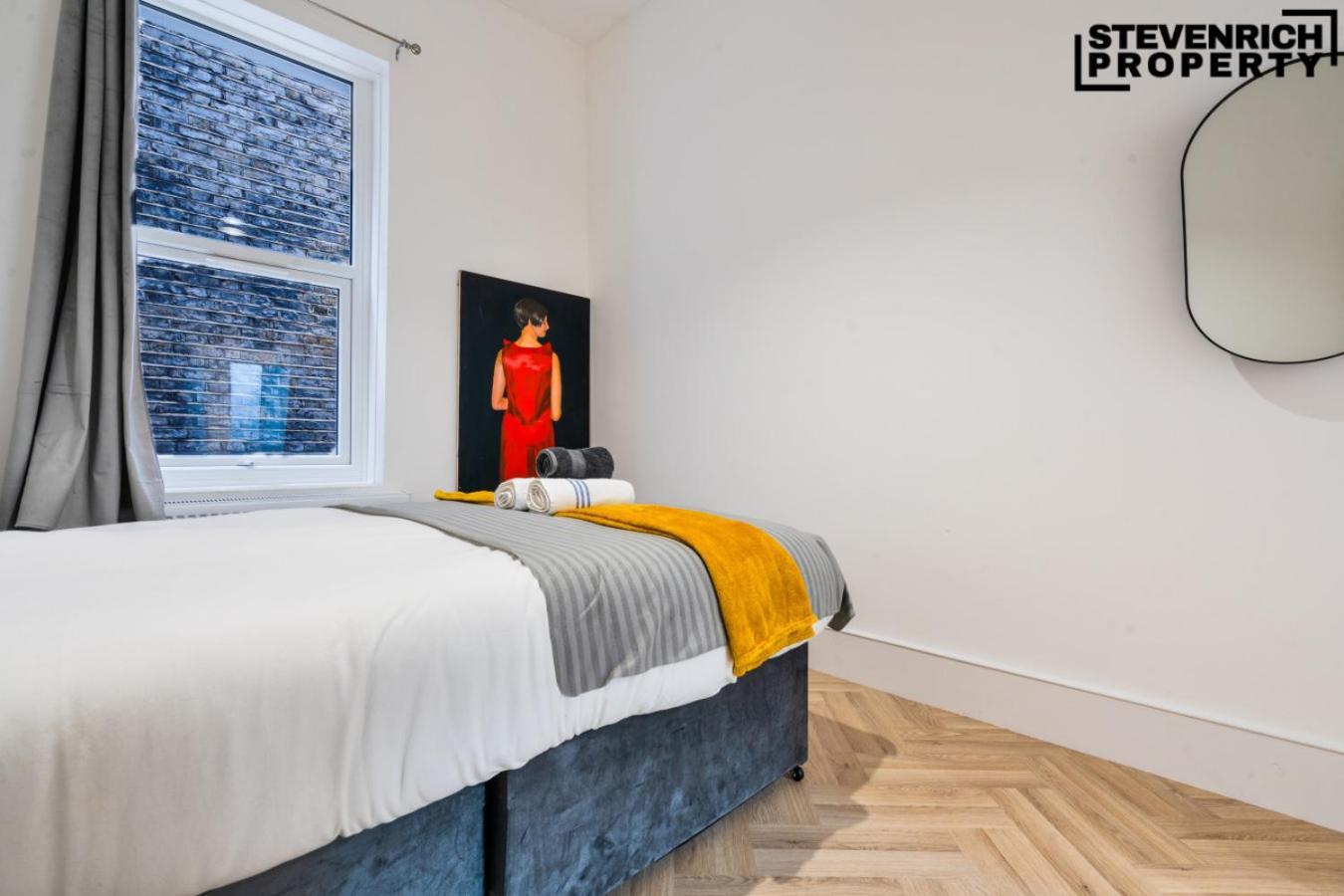 Pool Table High End 2 Beds 4 Guests Wifi London