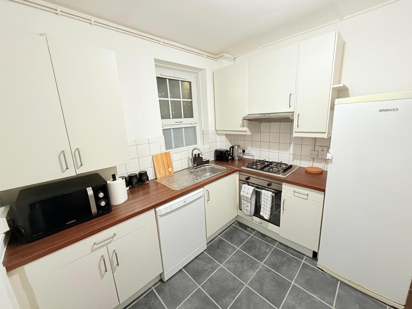 Shadwell Chic Stay- Twin Private For 4 People , 3 Minutes To Station, Near Homestay