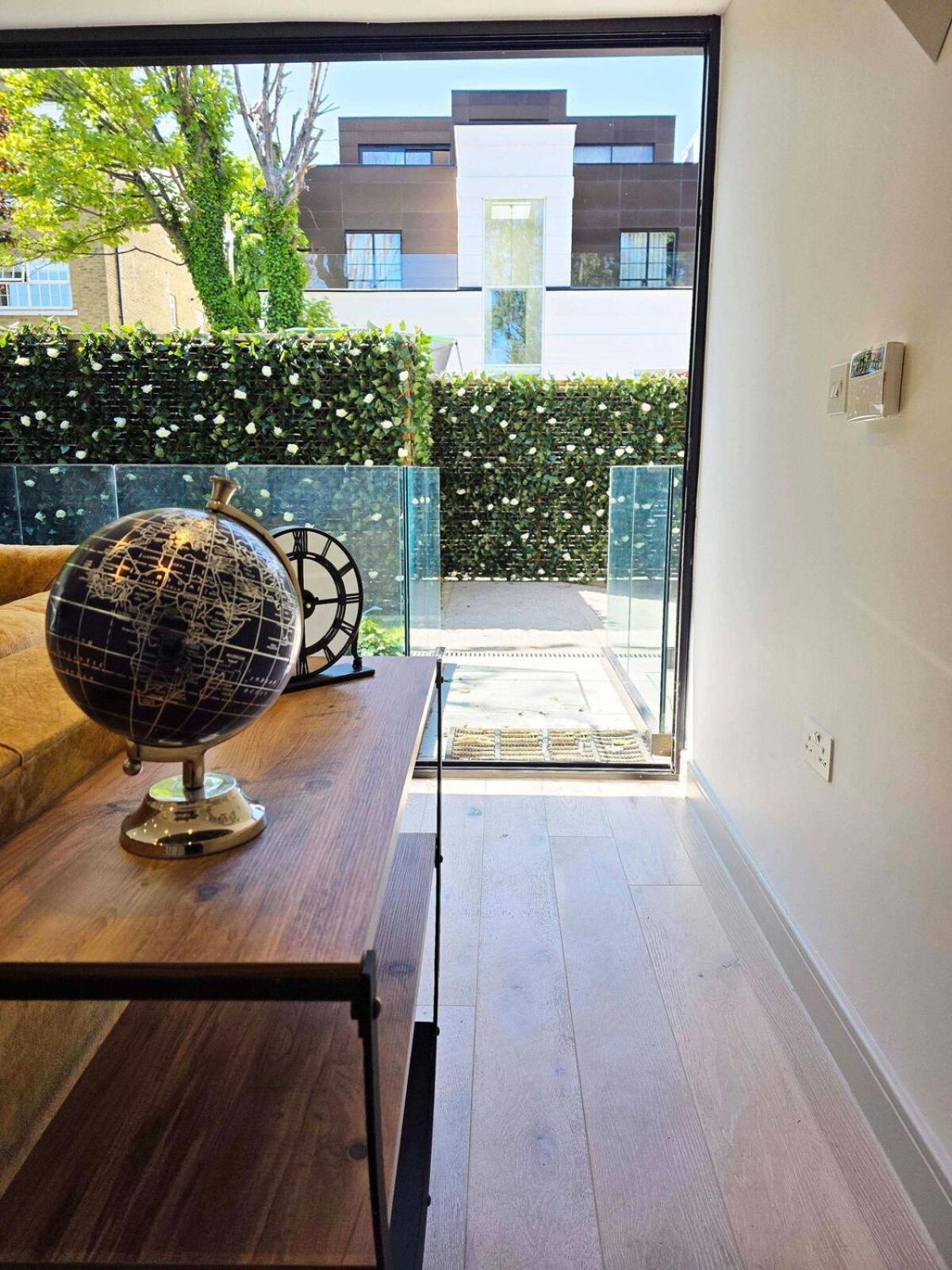 Chic 2 Bedroom Modern Cave House Holiday home London