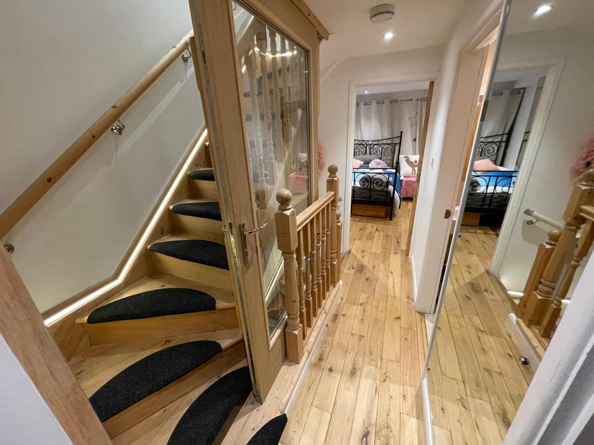Luxe Quartet: Spacious 4-bed Retreat Near Elizabeth Line Villa London
