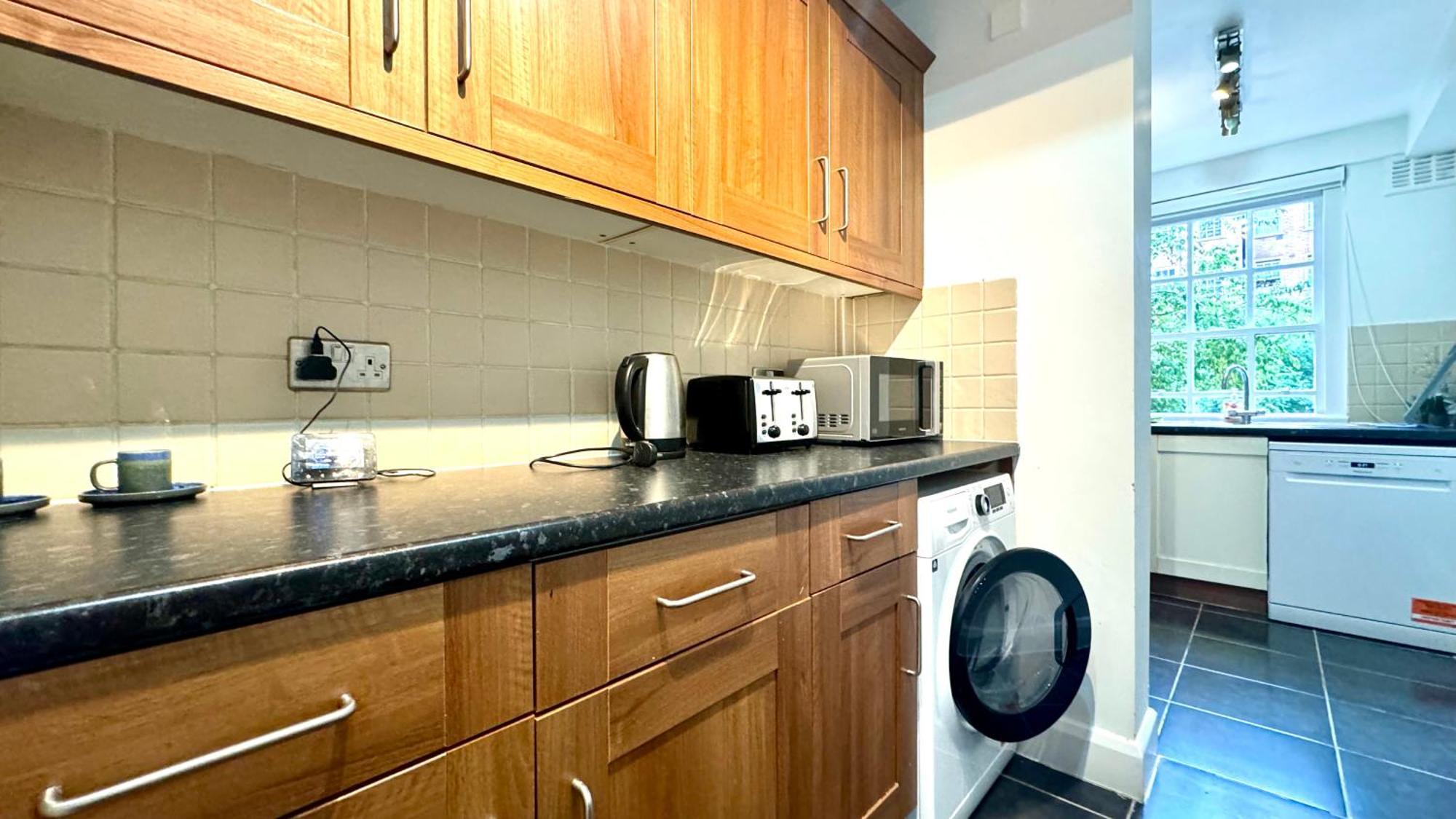 Spacious 2 Bedroom Edgware Road * London