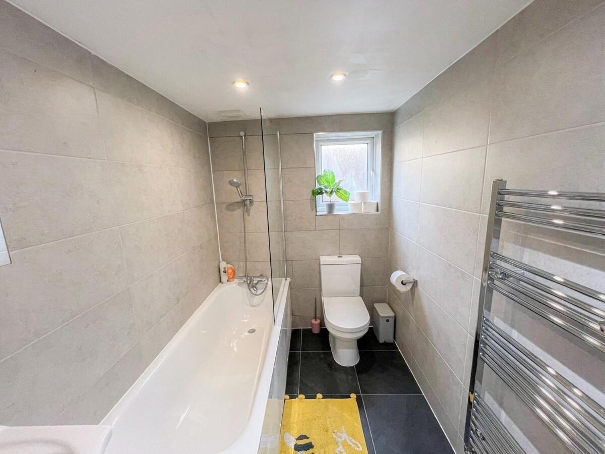 1-bedroom Flat With Small Garden & Paid Parking In Finsbury Park, Highbury *