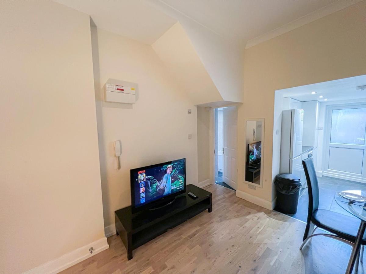 1-bedroom Flat With Small Garden & Paid Parking In Finsbury Park, Highbury Apartment