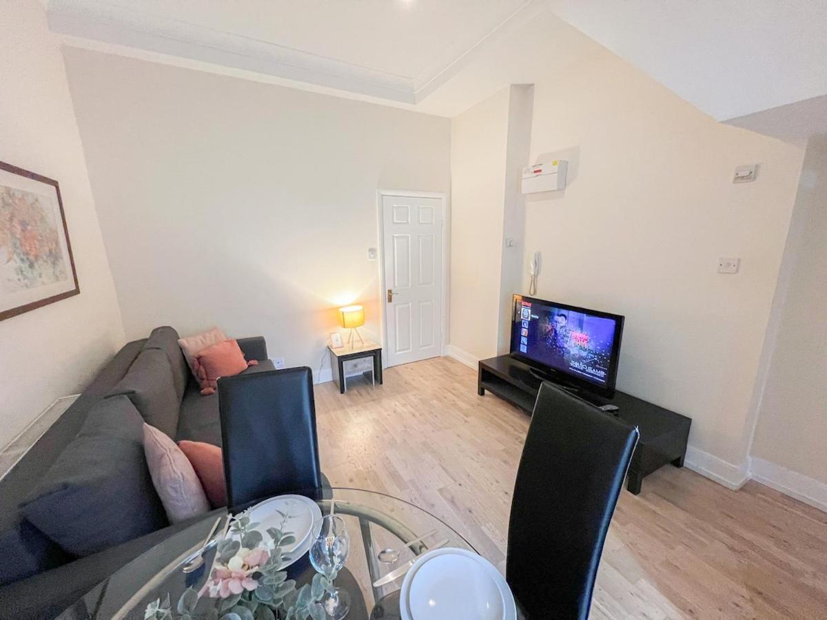 1-bedroom Flat With Small Garden & Paid Parking In Finsbury Park, Highbury Apartment *