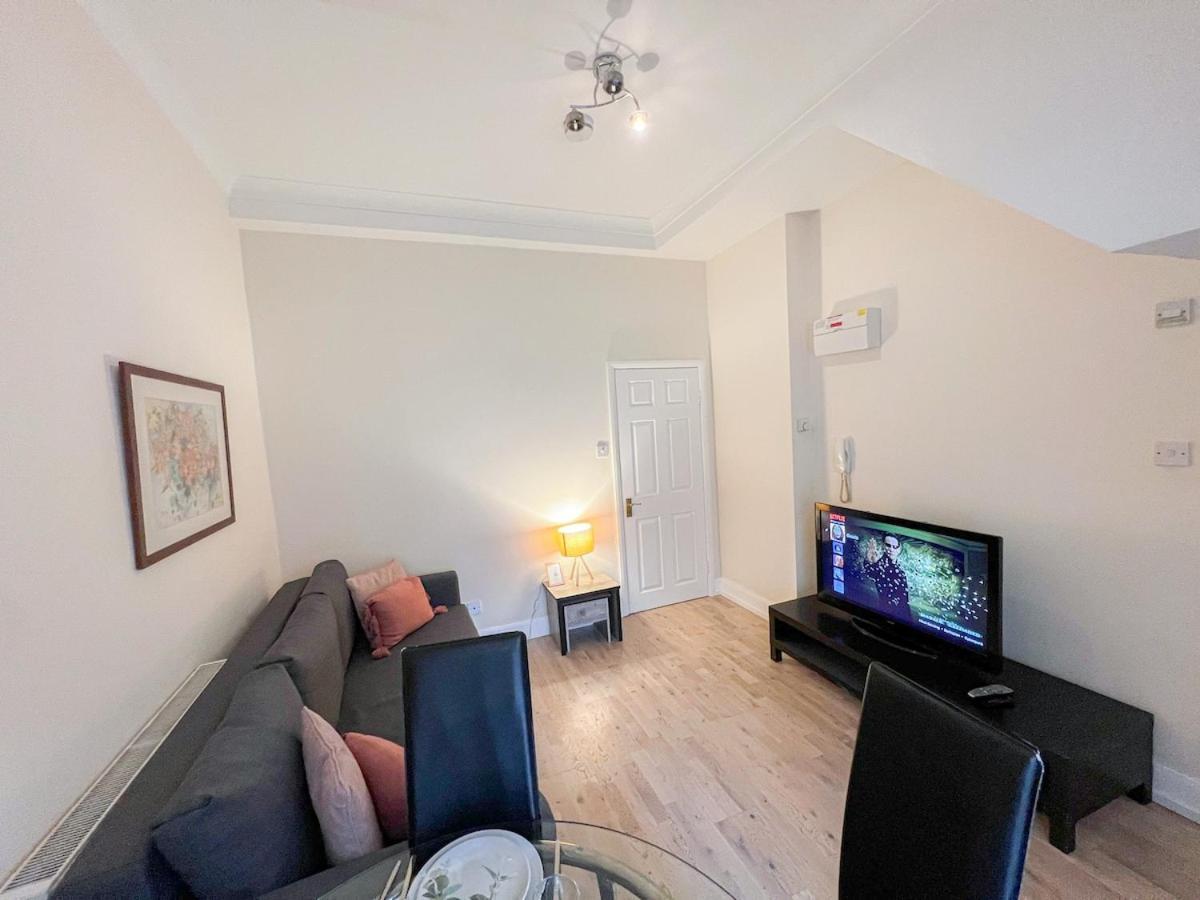 1-bedroom Flat With Small Garden & Paid Parking In Finsbury Park, Highbury Apartment