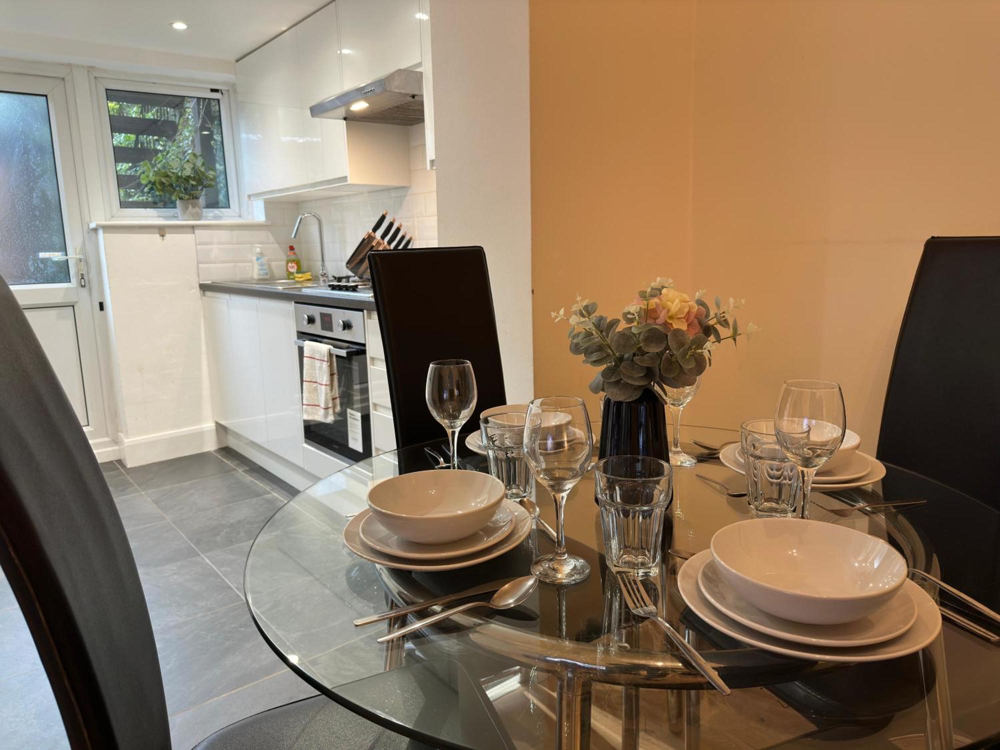 1-bedroom Flat With Small Garden & Paid Parking In Finsbury Park, Highbury Apartment