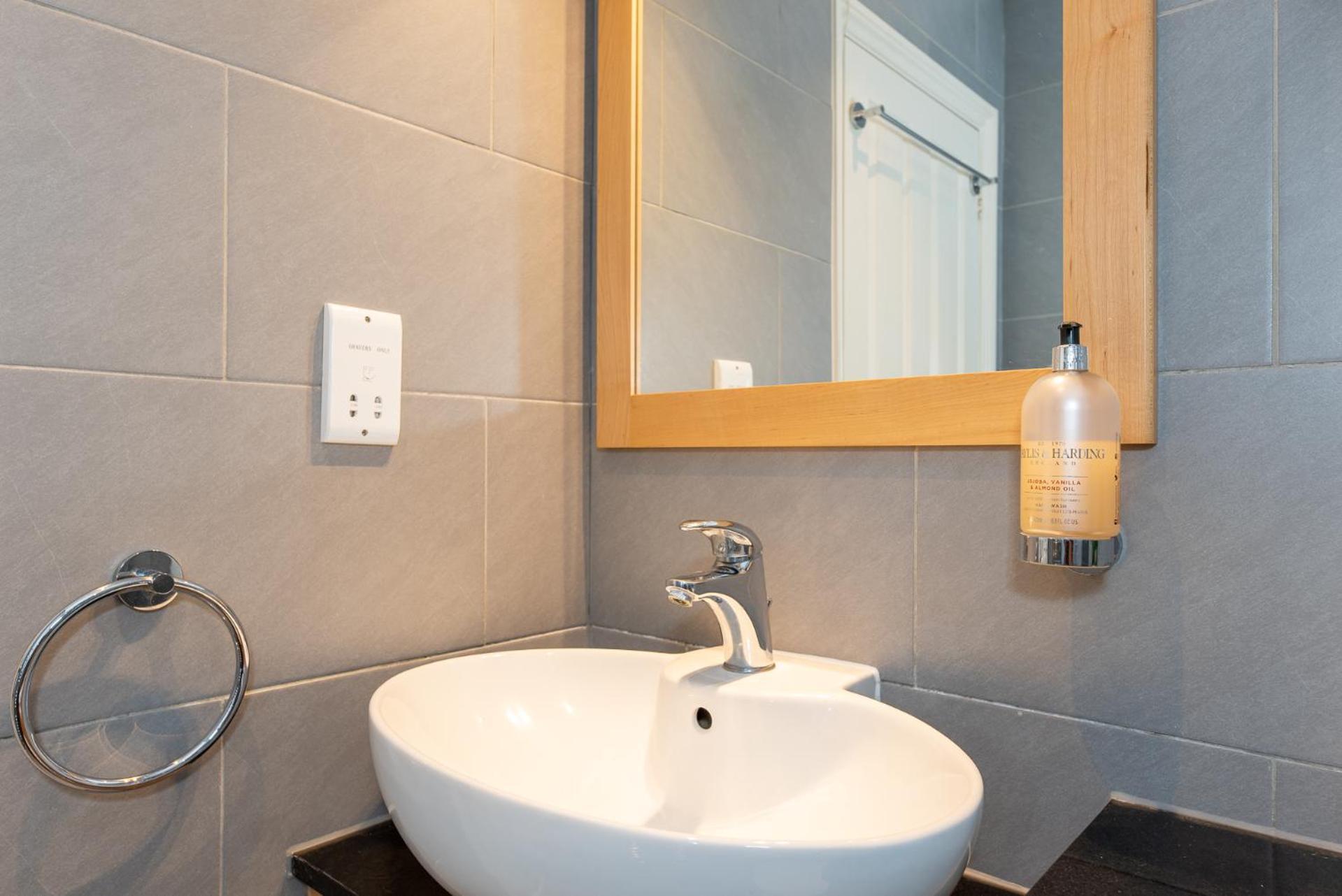 Apartment 2-bedroom Flat In Embankment A Short Walk Away To Trafalgar Square Near Big Ben, Eye *